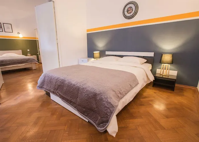 Color Nicolae Tonitza St Apartman *