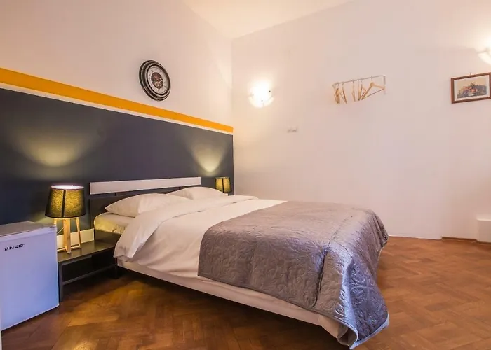 Color Nicolae Tonitza St Apartman *